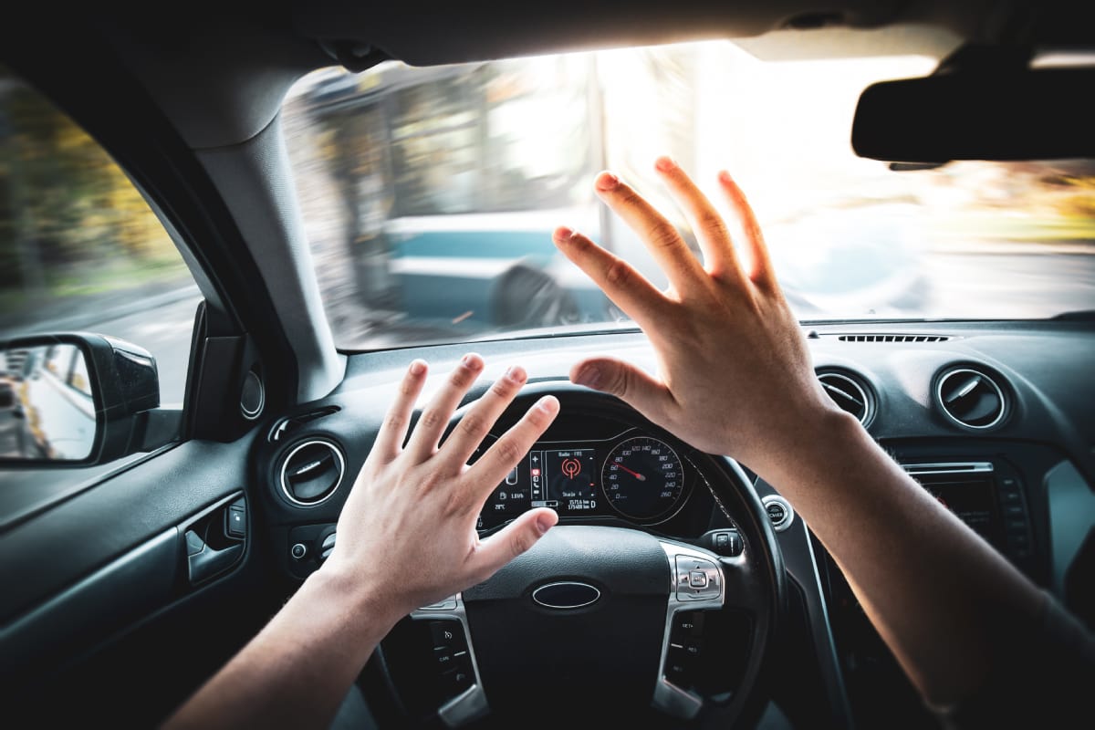 Innenansicht eines Fahrzeugs zur Darstellung von Rechtsberatung im Verkehrsstrafrecht bei drohendem Entzug der Fahrerlaubnis oder Unfallflucht.
