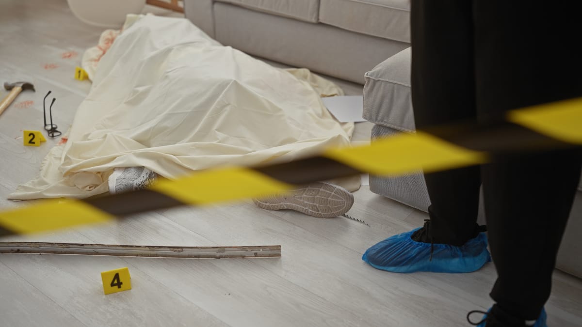 Tatortmarkierungen und Beweissicherung als Symbolbild für die spezialisierte Verteidigung im Kapitalstrafrecht bei Vorwürfen wie Mord oder Totschlag.